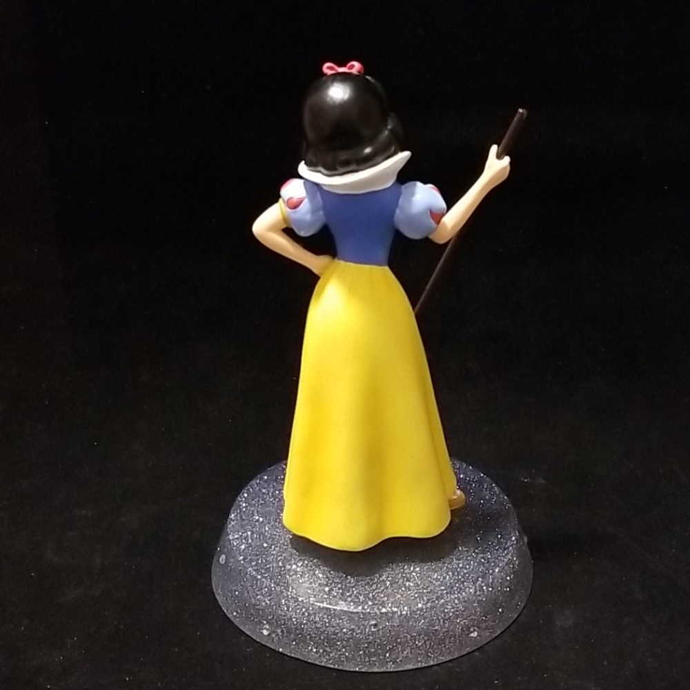 Disney, Snow White statue #17859 - Picture 3 of 15